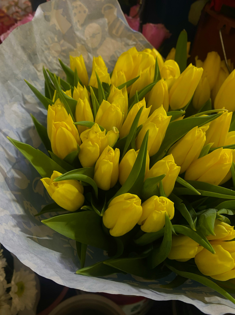 The Psychology of Warm Colors: Why Autumn Flower Bouquets Feel So Comforting
