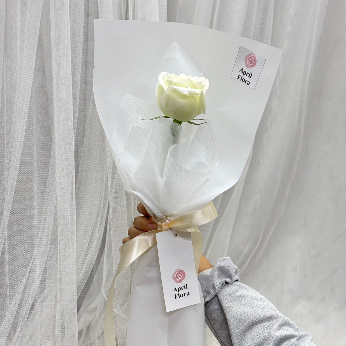 Single Love - White Rose Bouquet