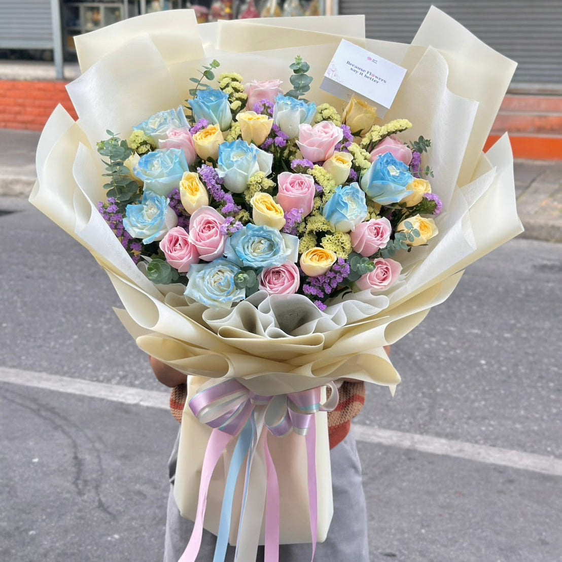 Dreamy Romance - 30 Mixed Roses Bouquet