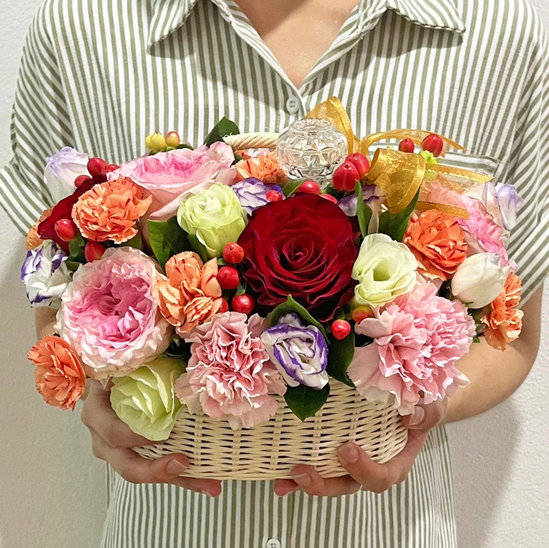 กระเช้าดอกไม้พร้อมน้ำอบแด่คุณแม่ที่เคารพรัก Prosperous Blooming